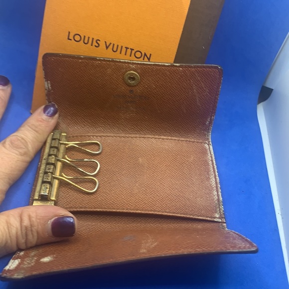 Louis Vuitton Monogram signature design LV Logo 6 key holder - Picture 5 of 7